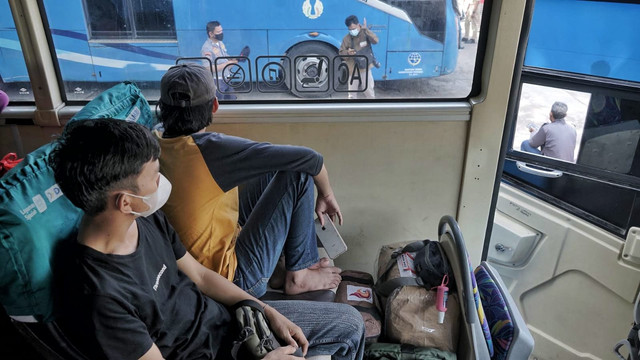 Warga yang hendak mudik menggunakan program mudik gratis 2025 Pemprov Sumsel. Foto : Ary Priyanto/Urban Id