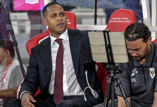 Pelatih Timnas Indonesia Patrick Kluivert bersama asisten pelatih Denny Landzaat menyaksikan anak asuhannya pada pertandingan ronde ketiga Kualifikasi Piala Dunia 2026 zona Asia di Stadion Utama Gelora Bung Karno, Jakarta, Selasa (25/3/2025). Foto: Bay Ismoyo/AFP