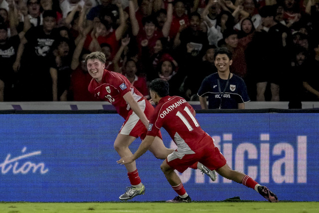 Pemain Timnas Indonesia Ole Romeny berselebrasi bersama Ragnar Oratmangoen usai mencetak gol ke gawang Bahrain pada pertandingan ronde ketiga Kualifikasi Piala Dunia 2026 zona Asia di Stadion Utama Gelora Bung Karno, Jakarta, Selasa (25/3/2025). Foto: Bay Ismoyo/AFP