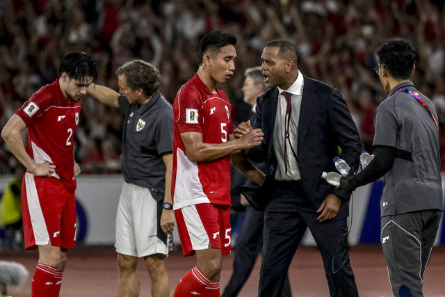 Pelatih Timnas Indonesia Patrick Kluivert dan asisten pelatih Alex Pastoor memberikan intruksi ke anak asuhannya pada pertandingan ronde ketiga Kualifikasi Piala Dunia 2026 zona Asia di Stadion Utama Gelora Bung Karno, Jakarta, Selasa (25/3/2025). Foto: Bay Ismoyo/AFP