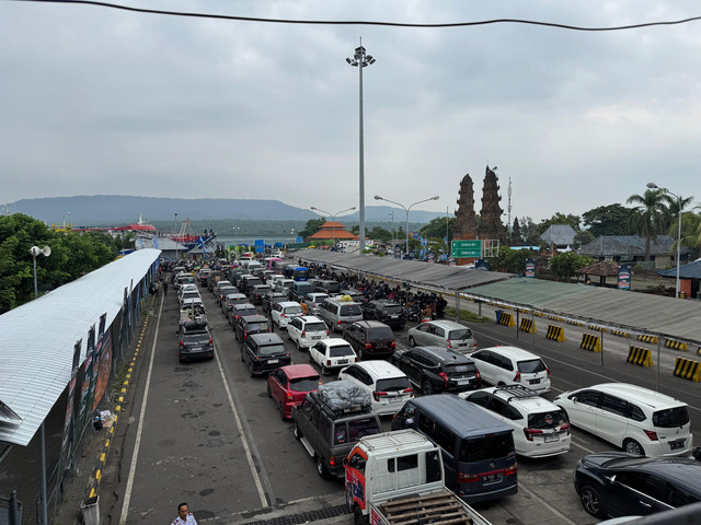 Suasana kendaraan yang akan menyeberang dari Bali ke Jawa via Pelabuhan Gilimanuk. Foto: Dok. ASDP