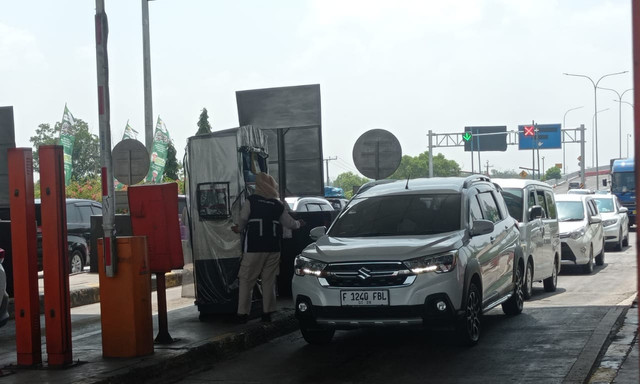 Kendaraan dari pulau Jawa hendak keluar dari Gerbang Tol Keramasan menuju Palembang. Foto : Abdullah Toriq/Urban Id