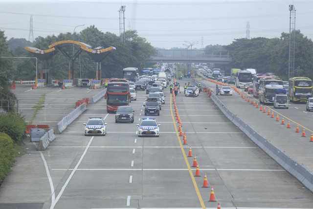 Sejumlah kendaran melintas saat pembukaan rekayasa lalu lintas One Way  di KM 188 Tol Cipali, Palimanan, Cirebon, Jawa Barat, Kamis (27/3/2025). Foto: kumparan
