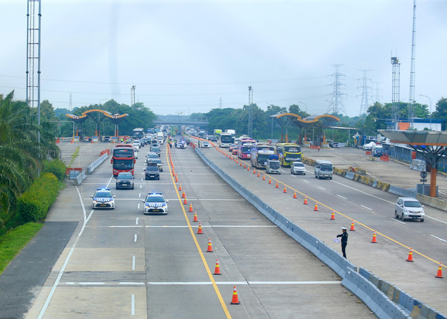 Sejumlah kendaran melintas saat pembukaan rekayasa lalu lintas One Way di KM 188 Tol Cipali, Palimanan, Cirebon, Jawa Barat, Kamis (27/3/2025). Foto: Dok. kumparan