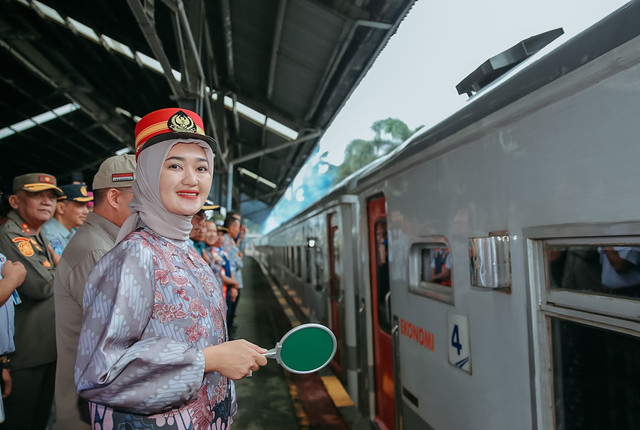 Wakil Gubernur Lampung, Jihan Nurlela saat melepas para pemudik dalam program mudik gratis di Stasiun Tanjungkarang, Bandar Lampung | Foto : Dok. Adpim