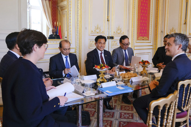 Menko Kumham Imipas RI Yusril Ihza Mahendra mengadakan pertemuan bilateral bersama Menteri Kehakiman Prancis Gerald Darmanin, di Paris, Prancis, Rabu (26/3/2025). Foto: Dok. Kemenko Kumham Imipas RI