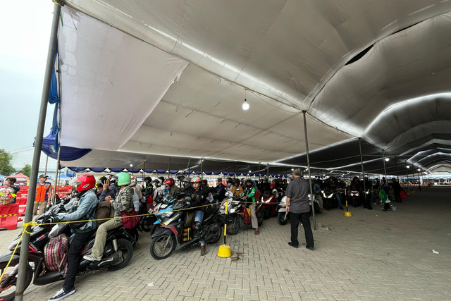 Kondisi arus mudik Lebaran 2025 di Pelabuhan Ciwandan, Banten, Kamis (27/3/2025). Foto: kumparan