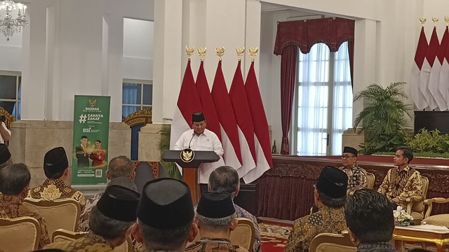 Presiden RI Prabowo Subianto dan Wakil Presiden (Wapres) Gibran Rakabuming Raka menunaikan zakat mal melalui Badan Amil Zakat Nasional (Baznas), di Istana Negara, Jakarta, Kamis (27/3/2025). Foto: Zamachsyari/kumparan