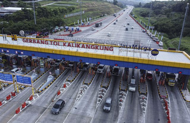 Foto udara sejumlah kendaraan melintas di Gerbang Tol (GT) Kalikangkung, Semarang, Jawa Tengah, Minggu (23/3/2025). Foto: Makna Zaezar/ANTARA FOTO