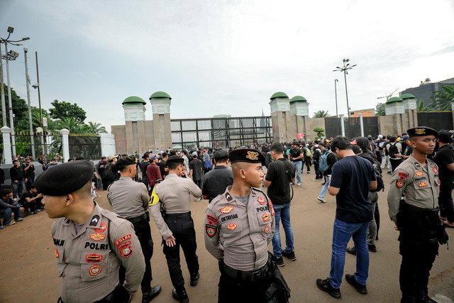 Polisi berjaga saat demo tolak RUU TNI di depan gedung DPR RI, Jakarta, Kamis (27/3/2025). Foto: Jamal Ramadhan/kumparan