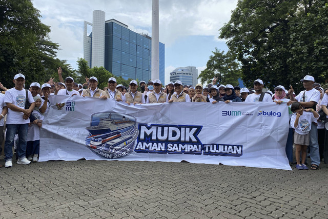 Wakil Direktur Utama Perum Bulog, Marga Taufiq melepas Program Mudik Gratis Bulog di Kantor Pusat Bulog, Jakarta, Kamis (27/3/2025). Foto: Muhammad Fhandra Hardiyon/kumparan