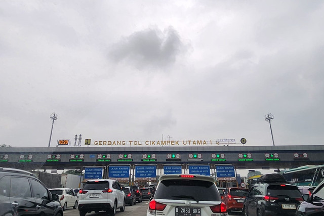Kondisi lalu lintas arus mudik Lebaran 2025 di Tol Jakarta - Cikampek, Kamis (27/3/2025). Foto: Wendy/Pembaca kumparan