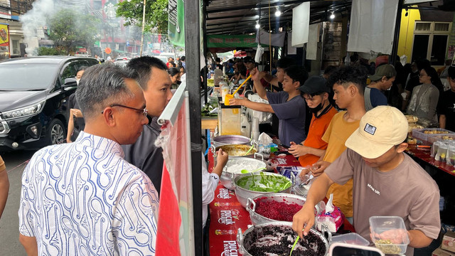 Suasana 'war takjil' di bazar takjil Ramadan Bendungan Hilir, Jakarta Pusat, Kamis (27/3/2025). Foto: Haya Syahira/kumparan