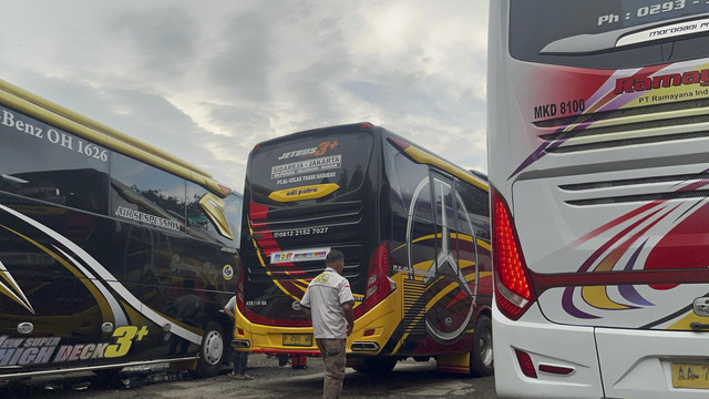 Suasana saat H-4 Lebaran di Terminal Bayangan Pondok Pinang, Jakarta Selatan, Kamis (27/3/2025). Foto: Rayyan Farhansyah/kumparan