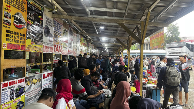 Suasana saat H-4 Lebaran di Terminal Bayangan Pondok Pinang, Jakarta Selatan, Kamis (27/3/2025). Foto: Rayyan Farhansyah/kumparan