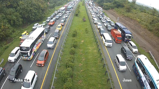 Arus lalu lintas di Tol Trans Jawa, Kamis (27/3/2025) sore. Foto: CCTV Kemenhub