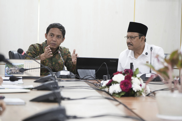 Menteri Sosial (Mensos) Saifullah Yusuf (Gus Ipul) bertemu dengan Menteri Kehutanan Raja Juli Antoni, membahas kolaborasi mengentaskan kemiskinan di Indonesia. Foto: Dok. Kemensos