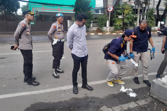Polisi melihat lokasi ribut warga di Kelapa Gading, Jakarta Utara pada Kamis (27/3/2025). Foto: Polsek Kelapa Gading