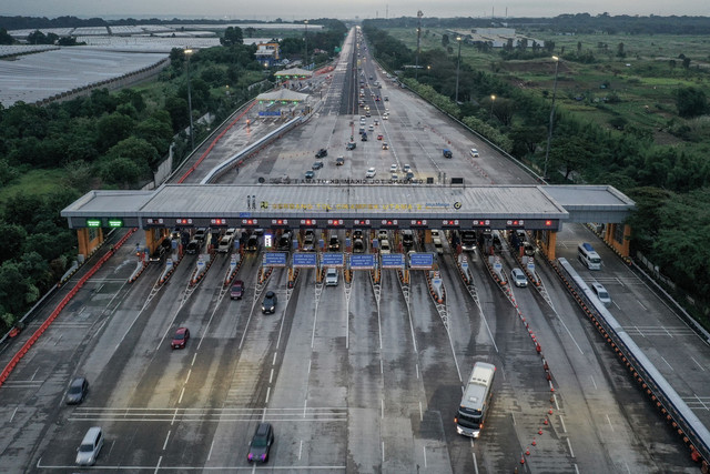 Foto udara sejumlah kendaraan melintasi Gerbang Tol Cikampek Utama saat penerapan lalu lintas satu arah atau one way di Karawang, Jawa Barat, Kamis (27/3/2025). Foto: Fauzan/ANTARA FOTO