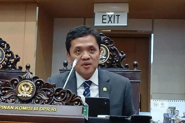 Ketua Komisi III DPR RI Habiburokhman saat konferensi pers usai rapat dengar pendapat umum (RDPU) Komisi III DPR RI bersama sejumlah pakar untuk mendengarkan masukan terkait RUU KUHAP di kompleks parlemen, Senayan, Jakarta, Senin (24/3/2025). Foto: Melalusa Susthira K/Antara