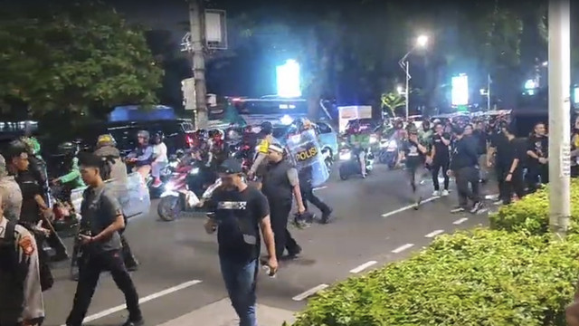 Polisi memukul mundur massa yang demo yang berunjuk rasa di kawasan Senayan, Jakarta, Kamis (27/3/2025). Foto: Rachmadi Rasyad/kumparan