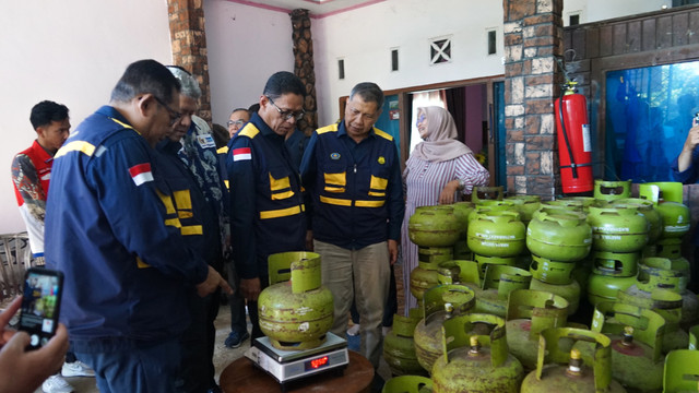 Wakil Menteri ESDM Yuliot Tanjung cek stok BBM dan LPG di Sumbar jelang Lebaran 2025, Rabu (26/3). Foto: Pertamina Patra Niaga