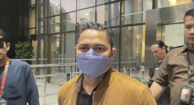 Adik kandung Febri Diansyah, Fathroni Diansyah, usai diperiksa penyidik KPK terkait kasus dugaan pencucian uang eks Menteri Pertanian Syahrul Yasin Limpo (SYL), di Gedung Merah Putih KPK, Jakarta, Kamis (27/3/2025). Foto: Fadhil Pramudya/kumparan