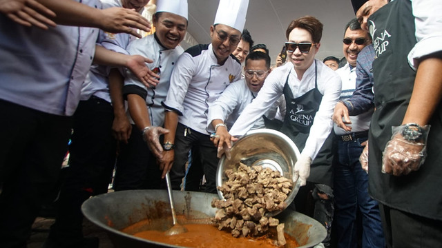 Momen saat Richard Lee memasak rendang di BKB/Ary Priyanto. 