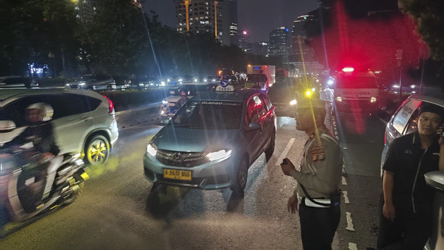 Ruas Jalan Gatot Subroto dibuka lagi usai massa aksi tolak UU TNI dibubarkan polisi. Foto: Rachmadi Rasyad/kumparan