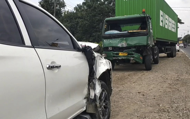 Kecelakaan beruntun melibatkan lima kendaraan terjadi di ruas Jalan Arteri Pantura, Desa Sukalila, Kecamatan Jatibarang, Kabupaten Indramayu, Kamis (27/3/2025). Foto: Istimewa