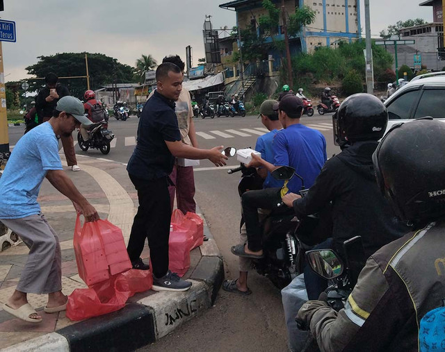 Komunitas Pengusaha TDA Tangerang Raya Berbagi Takjil di Bundaran Ciater