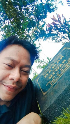 Ilustrasi gambar seorang anak laki-laki yang sedang menyambangi makam ibunya.