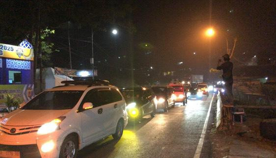 Jalur arteri Nagreg arah Bandung menuju Garut-Tasik sempat padat pada Kamis (27/3) malam. Foto: Robby Bouceu/kumparan