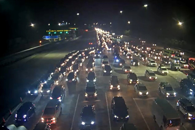 Kondisi lalu lintas di Gerbang Tol Cikampek Utama 1 pada Kamis (27/3) malam. Foto: CCTV informasi Mudik KemenPU