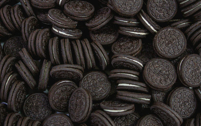 Ilustrasi Makanan Warna Hitam di Indomaret. Sumber: Pexels/Celso Mejia