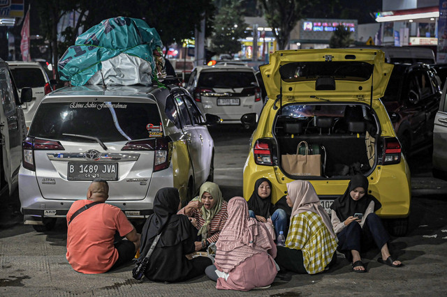 Pemudik menyantap makanan saat waktu sahur di rest area KM 57 Tol Jakarta-Cikampek, Karawang, Jawa Barat, Jumat (28/3/2025). Foto: ANTARA FOTO/Fauzan