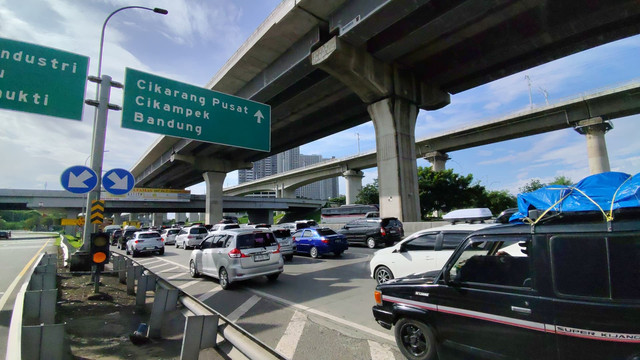 Kondisi arus lalu lintas di Tol Jakarta-Cikampek, Jumat (28/3/2025). Foto: Jonathan Devin/kumparan