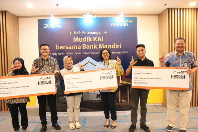 Bank Mandiri menyerahkan penukaran tiket mudik yang akan diberangkatkan menggunakan KA Argo Bromo Anggrek dan KA Argo Lawu dengan tujuan akhir ke Solo dan Surabaya di Menara Mandiri, Jakarta, pada Kamis (27/3). Foto: Dok. Bank Mandiri