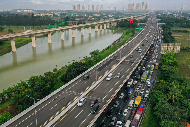 Foto udara kendaraan melintas di Jalan Tol Layang Sheikh Mohammed bin Zayed (MBZ), Bekasi, Jawa Barat, Jumat (28/3/2025). Jasa Marga memberlakukan buka tutup di Jalan Tol Layang MBZ arah Cikampek imbas adanya kepadatan pada H-3. Foto: Sulthony Hasanuddin/ANTARA FOTO 