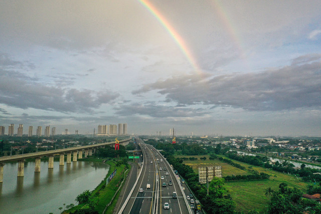 Foto udara kendaraan melintas di Jalan Tol Layang Sheikh Mohammed bin Zayed (MBZ), Bekasi, Jawa Barat, Jumat (28/3/2025). Jasa Marga memberlakukan buka tutup di Jalan Tol Layang MBZ arah Cikampek imbas adanya kepadatan pada H-3. Foto: Sulthony Hasanuddin/ANTARA FOTO 