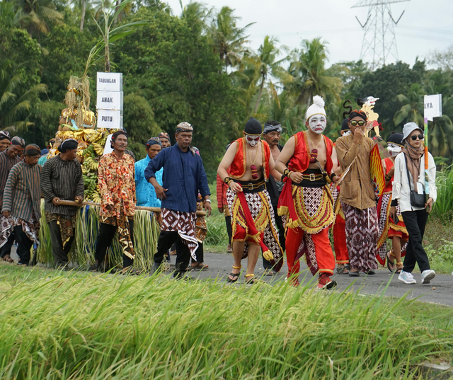 Foto oleh Ditta Alfianto dari Pexels: https://www.pexels.com/id-id/foto/pria-laki-laki-lelaki-orang-orang-13529791/
