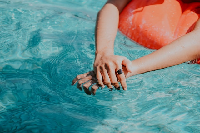 Villa murah di Jogja dengan private pool. Foto hanyalah ilustrasi, bukan tempat yang sebenarnya. Sumber: Unsplash/Fakhri Labib