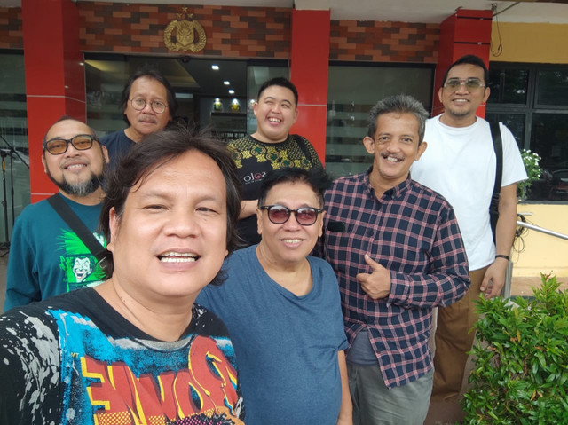Rekan-rekan jenguk Fariz RM di Rutan Polres Jakarta Selatan. Foto: Dok: Stanley Tulung 