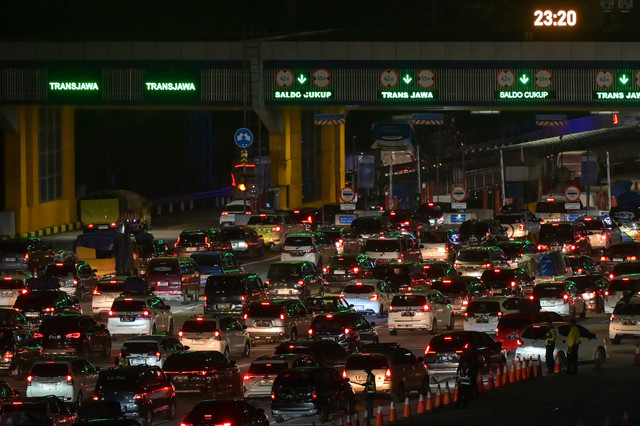 Foto udara kendaraan memasuki Gerbang Tol Cikampek Utama, Karawang, Jawa Barat, Jumat (28/3/2025). Foto: ANTARA FOTO/Fauzan