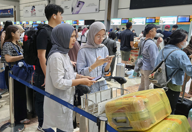 Calon penumpang antre untuk lapor diri di terminal 2 E Bandara Soekarno-Hatta, Tangerang, Banten, Jumat (28/3/2025). Foto: ANTARA FOTO/Muhammad Iqbal