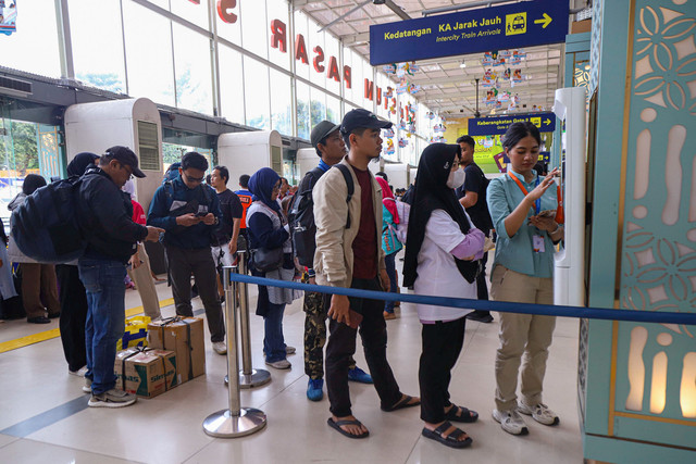 Calon penumpang menunggu kedatangan kereta di peron Stasiun Pasar Senen, Jakarta, Jumat (28/3/2025). Foto: Iqbal Firdaus/kumparan