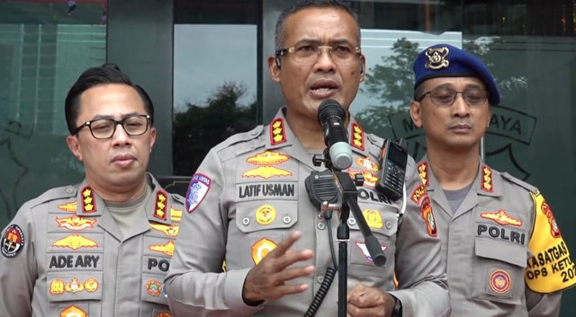 Dirlantas Polda Metro Jaya, Kombes Latif Usman, saat menyampaikan keterangan terkait arus mudik lebaran pada Jumat (28/3). Foto: Rachmadi Rasyad/kumparan