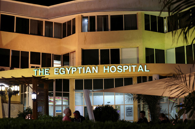 Suasana rumah sakit yang menampung warga negara asing yang meninggal saat kapal selam wisata tenggelam di lepas pantai kota resor Laut Merah Mesir, Hurghada, dan yang kewarganegaraannya masih belum diketahui, 27 Maret 2025.  Foto: REUTERS/Mohamed Abd El Ghany