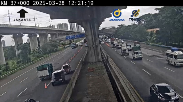 Contraflow diberlakukan mulai dari KM 36 Tol Japek, Jumat siang (28/3/2025). Dok CCTV Jasa Marga