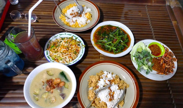 Warung Nasi Tutug Oncom Pamulang. Foto hanya ilustrasi, bukan tempat sebenarnya. Sumber: Unsplash/Inna Safa